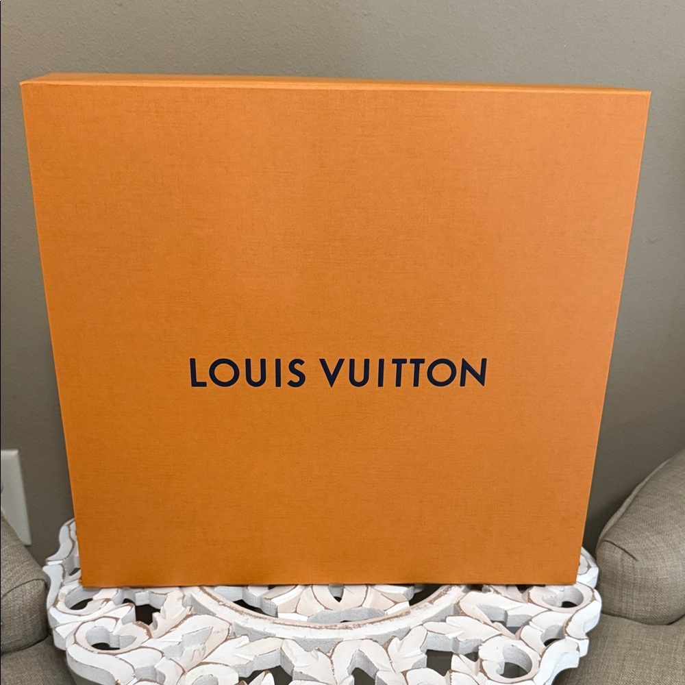 Louis Vuitton Medium Storage Box & Ribbon - Picture 2 of 10